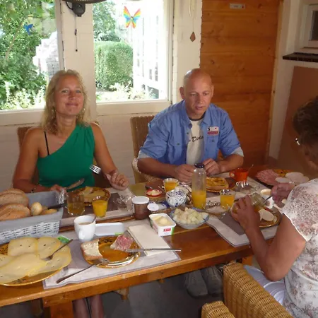 לינה וארוחת בוקר La Cigale 4*